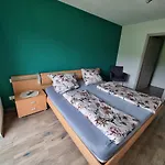 Apartmán Wiesengrund, Ruhig Im Ortsteil Von Roth, Naehe Rothsee, 25 Min Messe Nbg Roth (Bavaria)