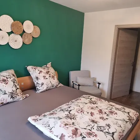 Apartmán Wiesengrund, Ruhig Im Ortsteil Von Roth, Naehe Rothsee, 25 Min Messe Nbg Roth (Bavaria)